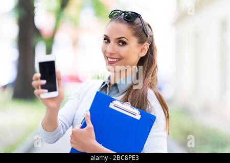 Frau mit ihrem Smartphone Stockfoto