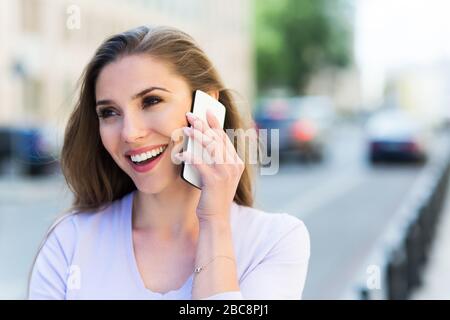 Frau mit ihrem Smartphone Stockfoto