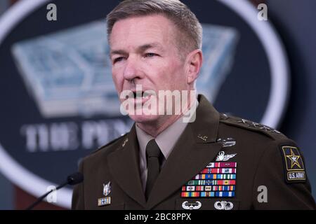 US-Generalstabschef James C. McConville, untersteht Reportern über die COVID-19-Pandemie im Pentagon am 26. März 2020 in Arlington, Virginia. Stockfoto
