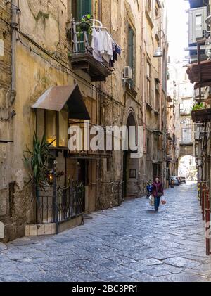 Enge Gasse in der Altstadt von Neapel Stockfoto