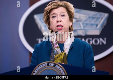 US-Verteidigungsministerin für Akquisition und Sustainment Ellen Lord informiert Reporter über die COVID-19-Pandemie im Pentagon am 25. März 2020 in Arlington, Virginia. Stockfoto