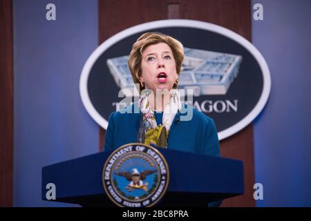 US-Verteidigungsministerin für Akquisition und Sustainment Ellen Lord informiert Reporter über die COVID-19-Pandemie im Pentagon am 25. März 2020 in Arlington, Virginia. Stockfoto