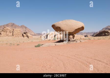 Pilzförmiger Felsen im Wadi Rum Wüste, einem beliebten Safari und Trekking touristische Destination in Jordanien, Naher Osten. Stockfoto
