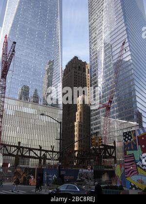 Ronald O. Perelman Performing Arts Center im Bau im Vordergrund, Freedom Tower hinten links. Sieben WTC hinter rechts. Stockfoto