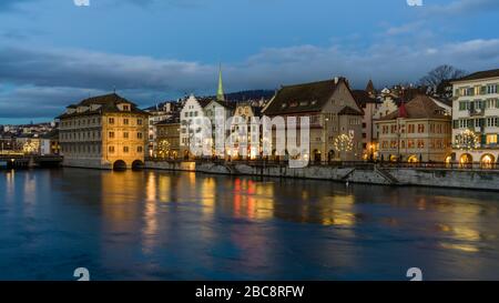 Abendstimmung auf dem Limmatquai in Zürich Stockfoto