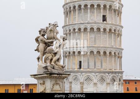 Schiefe Turm von einem leichten Schneefall, Pisa, Toskana, Italien, Europa Stockfoto