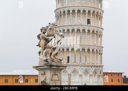 Schiefe Turm von einem leichten Schneefall, Pisa, Toskana, Italien, Europa Stockfoto