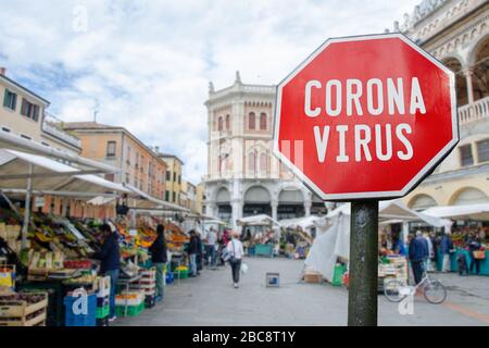 Corona Virus Zeichen mit Lebensmittelmarkt, Basar in Italien verwischen Hintergrund. Vorbeugende Maßnahmen zur Eindämmung des Corona-Virus, des Coronavirus-Ausbruchs. Stockfoto
