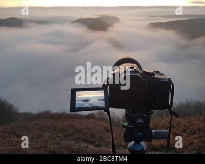 Blickpunkt, Landschaft, Nebel, Stativ, aufnehmen von Bildern Stockfoto