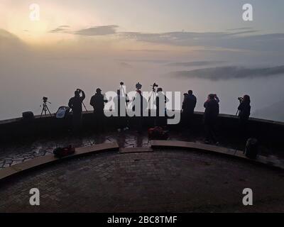 Blickpunkt, Landschaft, Nebel, Phitografen, Stativ, aufnehmen von Bildern Stockfoto