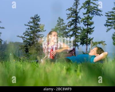 Wandern auf dem zweiten Talweg, ruhen auf der Alm bei Kreuzmoos, Blick Richtung Bidlstein Stockfoto