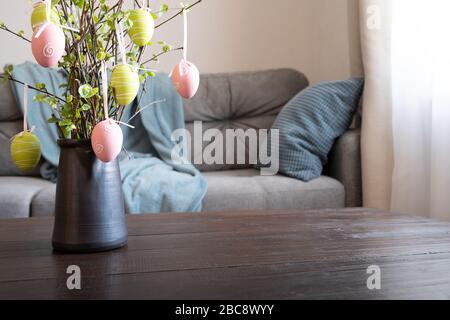 Frühlingshausinnenraum mit Osterbaum dekorierten bunten Eiern. Quarantäne. Selbstisolierung. Stockfoto