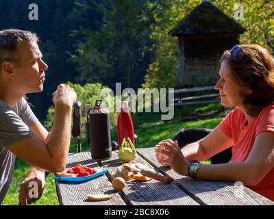 Wandern auf dem zweiten Talweg, ruhen auf der Waldlichtung am ehemaligen Brunehof Stockfoto