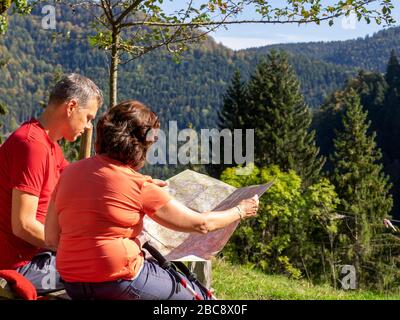 Wandern auf dem zweiten Talweg, ruhen auf der Waldlichtung am ehemaligen Brunehof Stockfoto