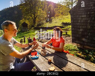 Wandern auf dem zweiten Talweg, ruhen auf der Waldlichtung am ehemaligen Brunehof Stockfoto