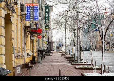 Kiew, Ukraine - 22. März 2020: Vlodimirska Straße. Quarantäne während COVID-19. Stockfoto