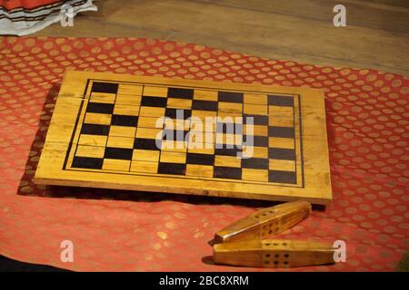 Vintage Set von Parcheesi-Würfelspiel, gespielt in dem epischen Gedicht Mahabharata. Set besteht aus Wachs und wird am Flughafen Kochi angezeigt. Kochi Indien - März 2020 Stockfoto