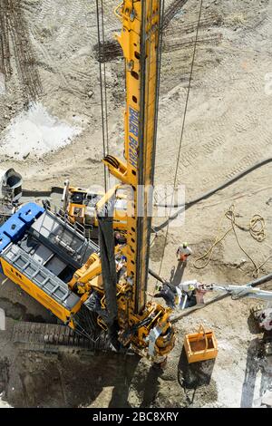 Wien, Wien: Bauarbeiten an Baustelle, Dauerflugschnecken-Bohrmaschine (Schneckenortbeton (SOB)-Pfahl), Arbeiter, Baustelle "Dan Stockfoto