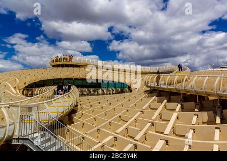 Sevilla, Andalusien, Spanien - 14. Mai 2013: Metropol Parasol Setas de Sevilla - Aussichtspunkt der Stadt. Stockfoto