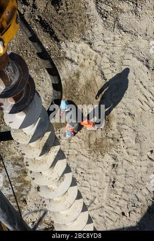 Wien, Wien: Bauarbeiten an Baustelle, Dauerflugschnecken-Bohrmaschine (Schneckenortbeton (SOB)-Pfahl), Arbeiter, Baustelle "Dan Stockfoto