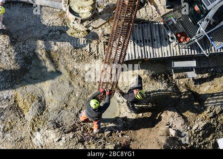 Wien, Wien: Bauarbeiten an der Baustelle, kontinuierlicher Schneckenhaufen (Schneckenortbeton (SOB)-Pfahl), Arbeiterpressen-Verstärkungskäfig in frische Konz Stockfoto