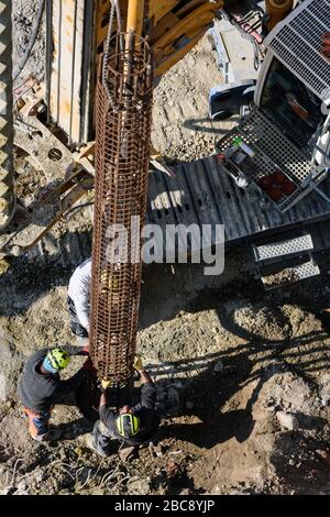 Wien, Wien: Bauarbeiten an der Baustelle, kontinuierlicher Schneckenhaufen (Schneckenortbeton (SOB)-Pfahl), Arbeiterpressen-Verstärkungskäfig in frische Konz Stockfoto