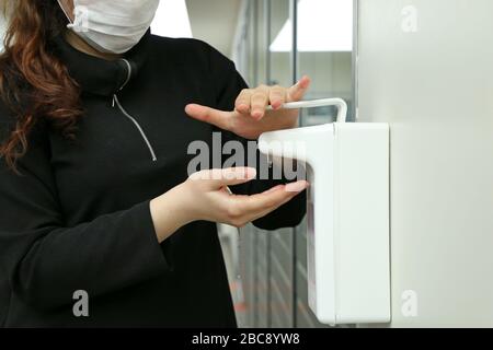 Händededesinfektionsalkohol Gel reiben saubere Hände Hygiene Prävention von Coronavirus Virusausbruch. Frau mit einer Flasche antibakterieller Desinfektionsmittel Seife. Stockfoto