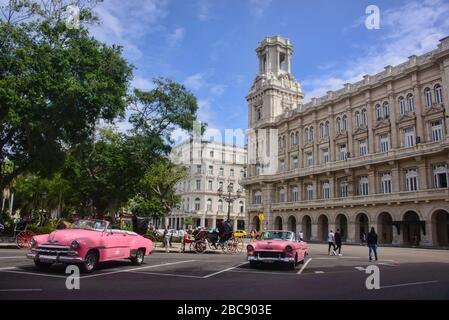 Oldtimer und Kolonialarchitektur, Havanna, Kuba Stockfoto