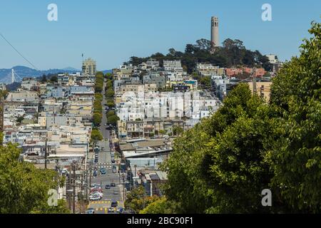 San Francisco, Kalifornien, USA- 07. Juni 2015: Blick auf die Innenstadt an der Leavenworth Street. Coit Tower und Oakland Bay Bridge im Hintergrund. Stockfoto