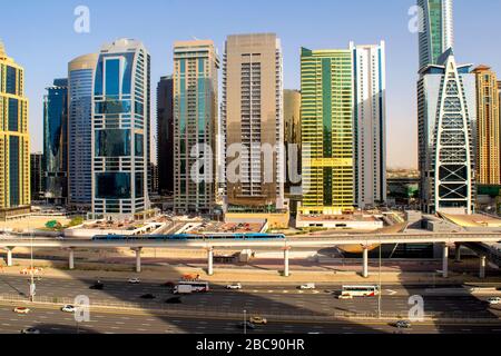 Dubai/VAE - 15. März 2020: Jumeirah Lakes Towers Wolkenkratzer und Scheich Zayed Road. Wohnbauten in JLT. Belebte Scheich Zayed Road, U-Bahn ST Stockfoto