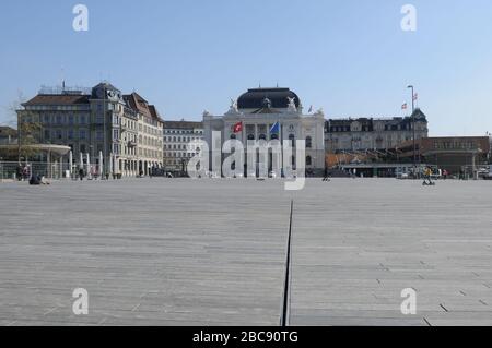 Corona Geisterstadt Zürich Stadt: Bellevue Platz vor der Oper, wo fast keine Menschen aufgrund des Covid19 Virus Logdown sind Stockfoto