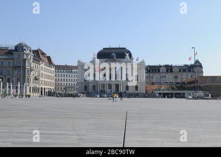 Corona Geisterstadt Zürich Stadt: Bellevue Platz vor der Oper, wo fast keine Menschen aufgrund des Covid19 Virus Logdown sind Stockfoto