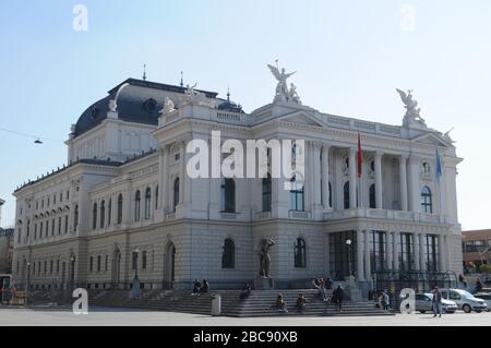Corona Geisterstadt Zürich Stadt: Bellevue Platz vor der Oper, wo fast keine Menschen aufgrund des Covid19 Virus Logdown sind Stockfoto