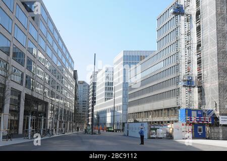 Corona Geisterstadt Zürich City: Straßen und öffentliche Plätze sind wegen CoVid19 gesperrt oder leer wie hier am Hauptbahnhof Stockfoto