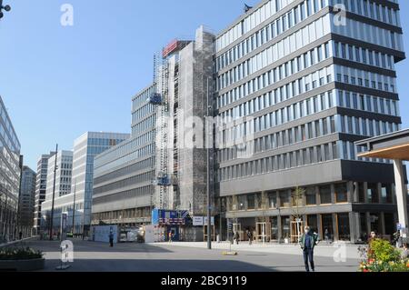 Corona Geisterstadt Zürich Stadt: Bellevue Platz vor der Oper, wo fast keine Menschen aufgrund des Covid19 Virus Logdown sind Stockfoto