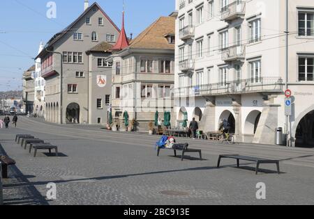 Corona Geisterstadt Zürich City: Die gesamte Seefläche und viele öffentliche Plätze sind bis zum 19. april für die Öffentlichkeit gesperrt Stockfoto