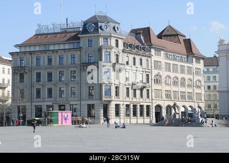 Corona Geisterstadt Zürich Stadt: Bellevue Platz vor der Oper, wo fast keine Menschen aufgrund des Covid19 Virus Logdown sind Stockfoto