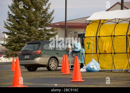 Helena, Montana / US - 20. März 2020: Eine kaukasische Gesundheitsarbeiterin untersucht eine Patientin, indem sie den Sauerstoffgehalt des Blutes mit dem Pulsoximeter überprüft. Stockfoto
