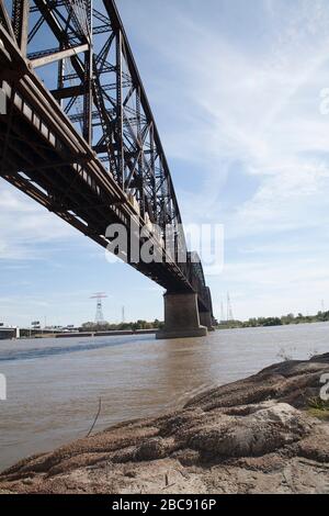 Die Brücke der MacArthur Railroad überquert den Mississippi von St. Louis, Missouri, mit Blick nach Osten in Richtung East St. Louis, Illinois. Stockfoto