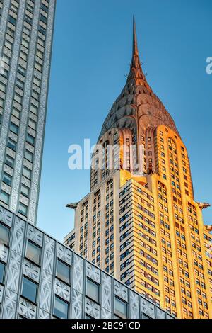 Chrysler Building at Dawn, umrahmt von Socony-Mobil Building. Lexington Avenue an der 42nd Street. Art déco-Bürogebäude mit Wahrzeichen. Stockfoto