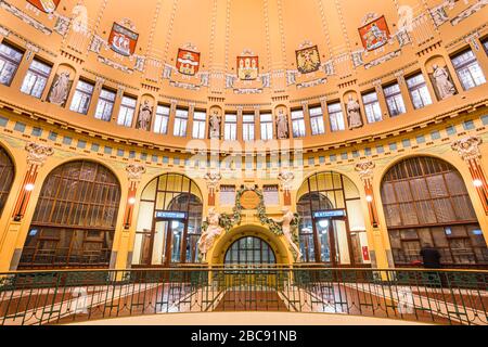 PRAG, TSCHECHISCHE REPUBLIK, MAI 2020 - Inneres des historischen Hauptbahnhofs in Prag, Tschechische Republik mit dem Namen Fantova kavarna, auf englisch Fant Stockfoto