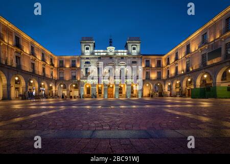 Avila, Spanien. Blick auf den zentralen Marktplatz (Plaza Mercado Chico) mit historischem Gebäude des Rathauses in der Abenddämmerung Stockfoto