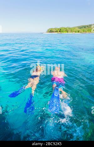 Paare schnorcheln auf Fiji Inseln klares Wasser, Drawaqa Insel, Yasawa Inselgruppe, Fiji, Südpazifik Inseln, Pazifik Stockfoto