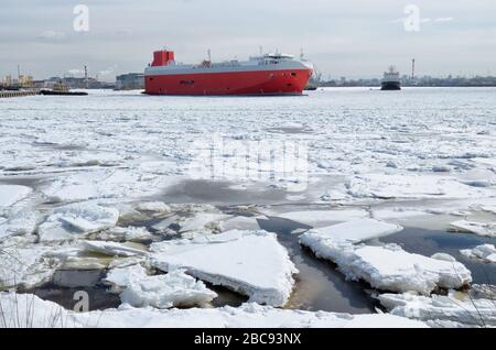 Die Wasserfläche des Backbordes im Winter.das Wasser in der Bucht ist mit Eis bedeckt. Stockfoto