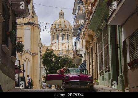 Oldtimer im Capitolio-Gebäude, Havanna, Kuba Stockfoto