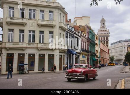 Oldtimer und Kolonialarchitektur, Havanna, Kuba Stockfoto