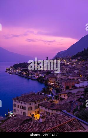 Den Gardasee. Blick über die Stadt und den Hafen von Limone sul Garda, Gardasee, Italienische Seen, Lombardei, Italien Stockfoto