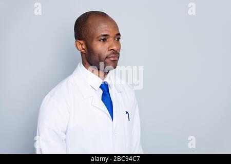 Foto des Arztes Hausarzt hübsche dunkle Haut Kerl Virologe Blick Seite leer Raum Teilnahme Corona Virenseminar tragen weißen Labormantel blauen Krawatte Stockfoto