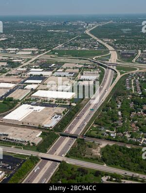 Blick aus dem Fenster eines Flugzeugs, das am O'Hare Airport landet, mit Blick auf die Autobahnen, Fahrzeuge und die umliegenden Gebäude Stockfoto