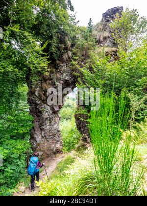 Trekking im Kantal, Vulkanberge in Frankreich, Felsentor La Porte du Lion bei Thiézac Stockfoto